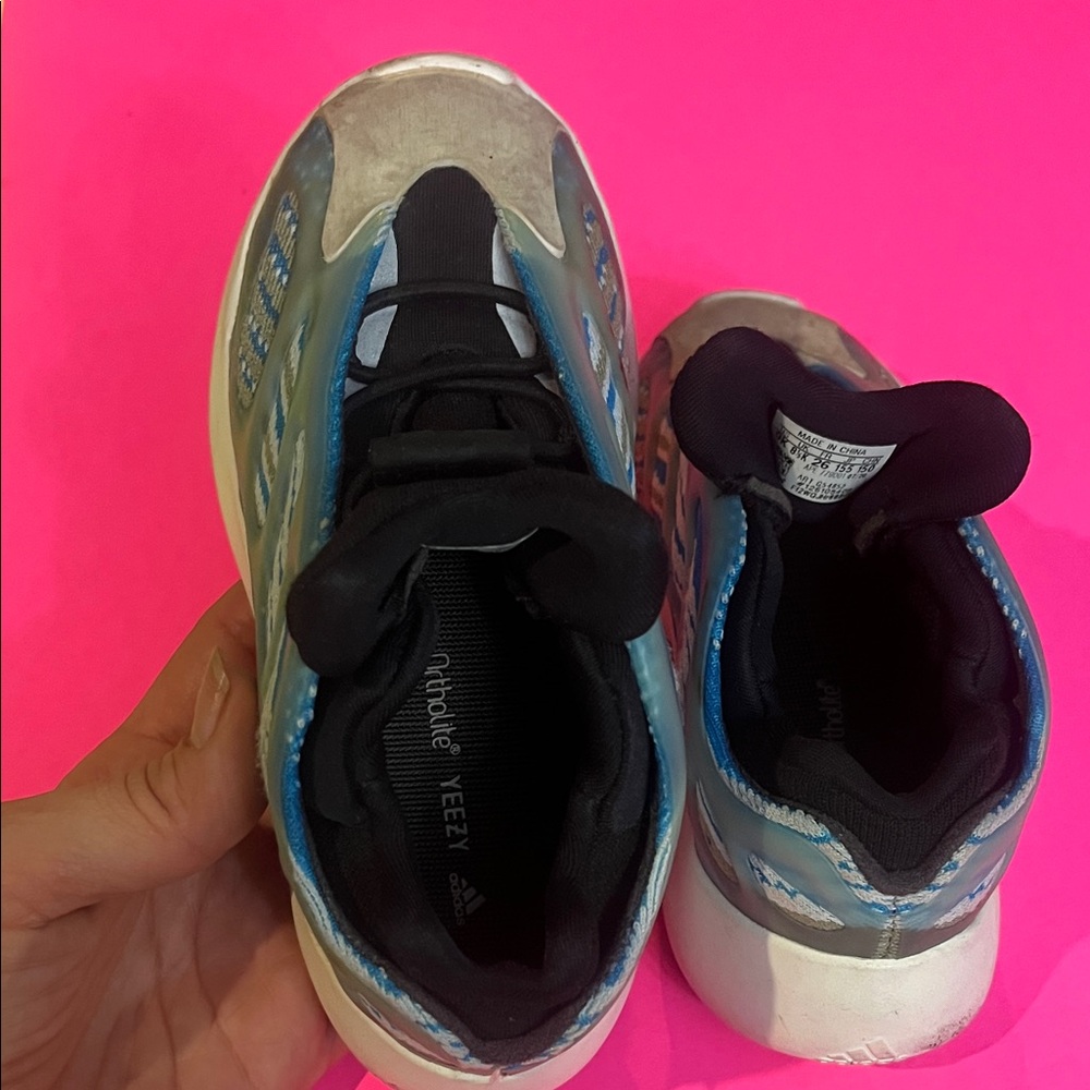 Adidas Yeezy Kids
Yeezy 700 V3 "Arzareth" sneakers